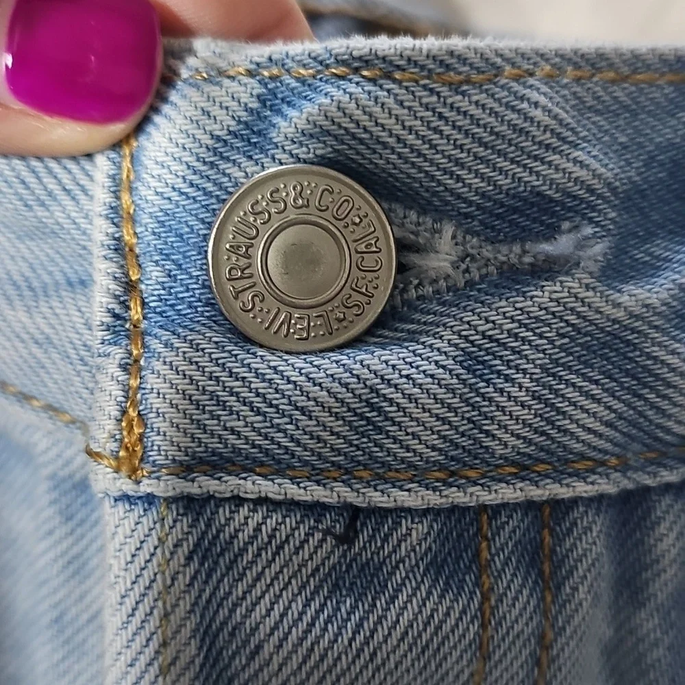 Womens 501 Levi Distressed Shorts. 2